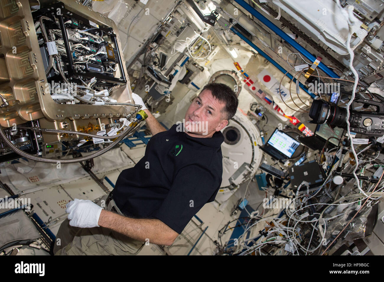 NASA-Expedition 49-50 erstklassige Besatzung Astronaut amerikanischen Shane Kimbrough unterhält die Japan Aerospace Exploration Agency Verbrennung Gruppenmodul an Bord der internationalen Raumstation ISS 9. Dezember 2016 in der Erdumlaufbahn. Stockfoto