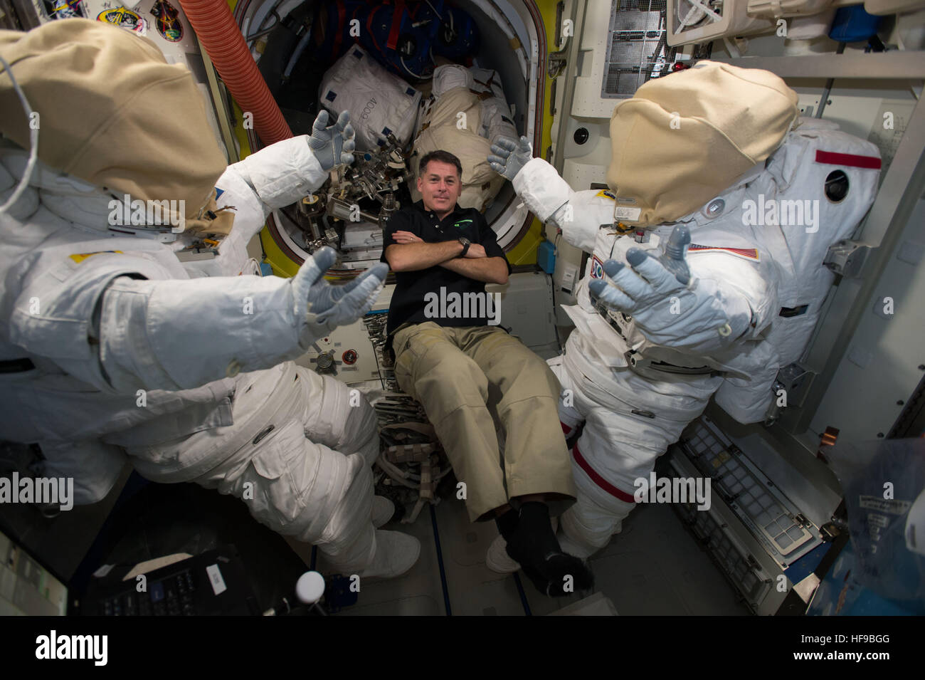 NASA-Expedition 49-50 Mannschaft Astronaut amerikanischen Shane Kimbrough prime schwebt neben zwei US-Raumanzüge in der internationalen Raumstation ISS Quest-Schleuse 14. Dezember 2016 in der Erdumlaufbahn. Stockfoto