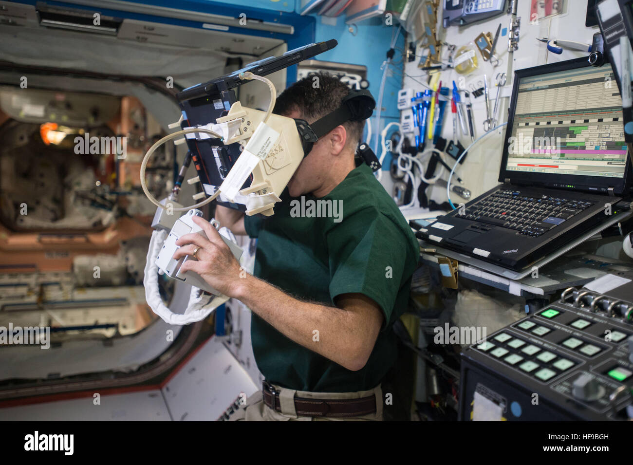 NASA-Expedition nutzt 49-50 erstklassige Crew Mitglied Astronaut Shane Kimbrough ein virtual-Reality-Kopfhörer für kommende Außenbordeinsätze an Bord der internationalen Raumstation ISS 12. Dezember 2016 in der Erdumlaufbahn zu trainieren. Stockfoto