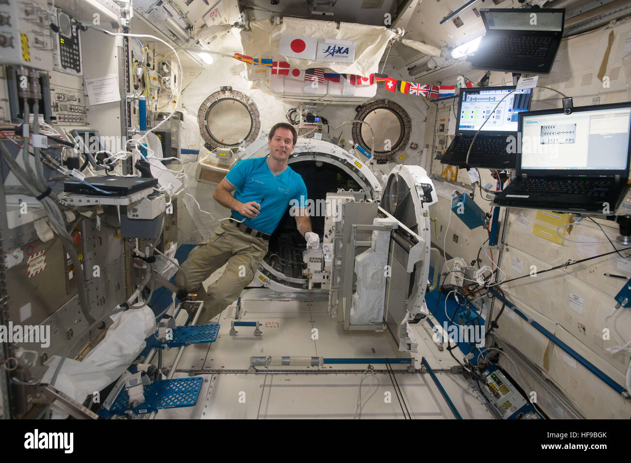 NASA-Expedition 50-51 erstklassige Crew Mitglied französischer Astronaut Thomas Pesquet von der European Space Agency schwebt neben der Schleuse im japanisches Experiment-Modul an Bord der internationalen Raumstation ISS 7. Dezember 2016 in der Erdumlaufbahn. Stockfoto