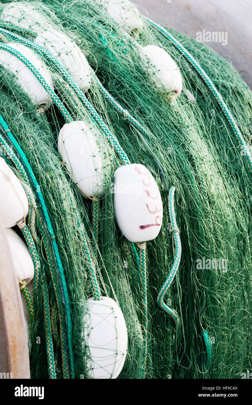 Rolle der Grünen Fischernetz und weißen schwimmt Stockfoto