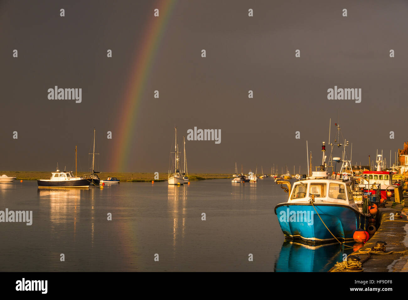 Über Wells-Next-the-Sea bei einem Sommergewitter Abend bildet sich ein Regenbogen. Stockfoto