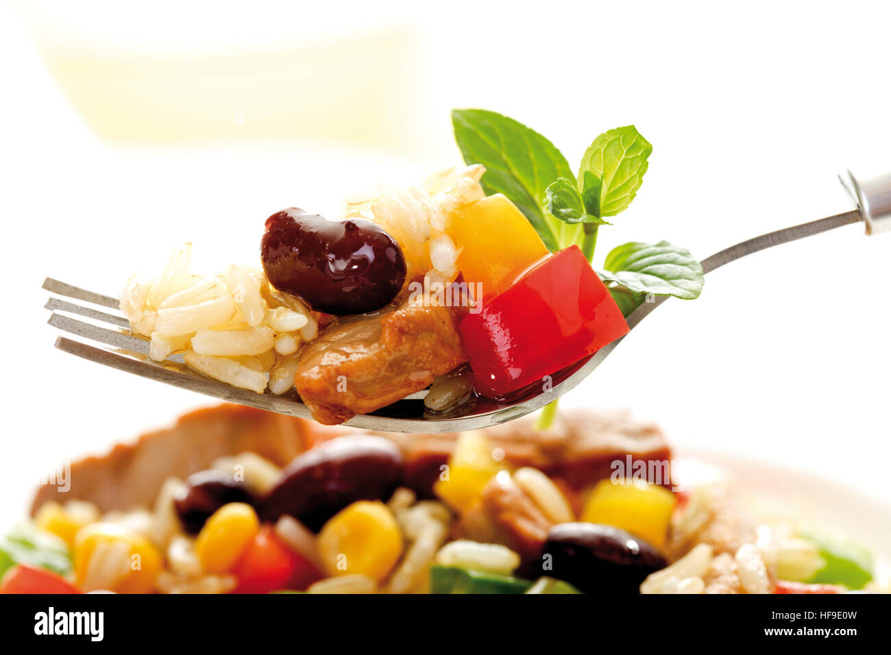 Reisgericht mit Schweinefleisch, Paprika, Kidney-Bohnen, Mais und Langkornreis, Essen auf Gabel Stockfoto