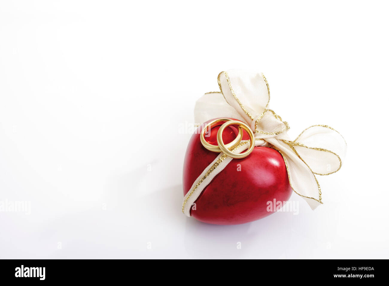 Schleife Umwickelt Ein Rotes Herz Und Eheringe Symbol Fur Ehe Engagement Stockfotografie Alamy