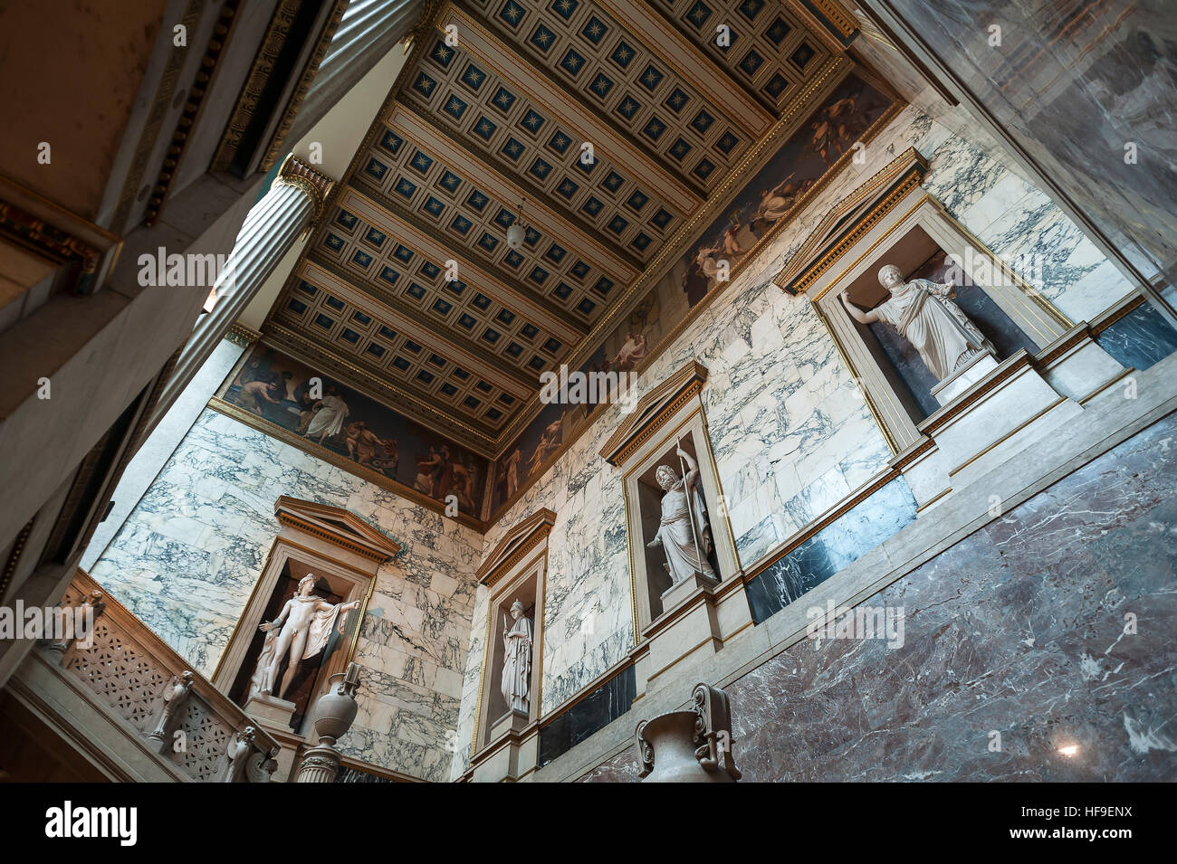 Treppe mit Skulpturen im österreichischen Parlament, eröffnet im Jahre 1883, Wien, Österreich Stockfoto