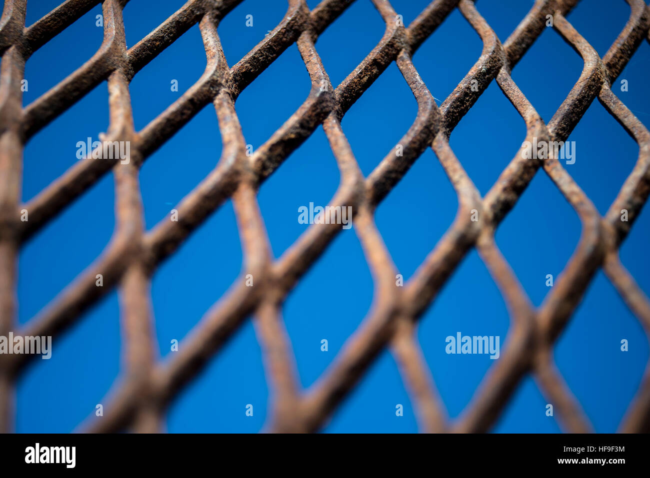 Alte rostige Streckmetall am Himmelshintergrund Stockfoto