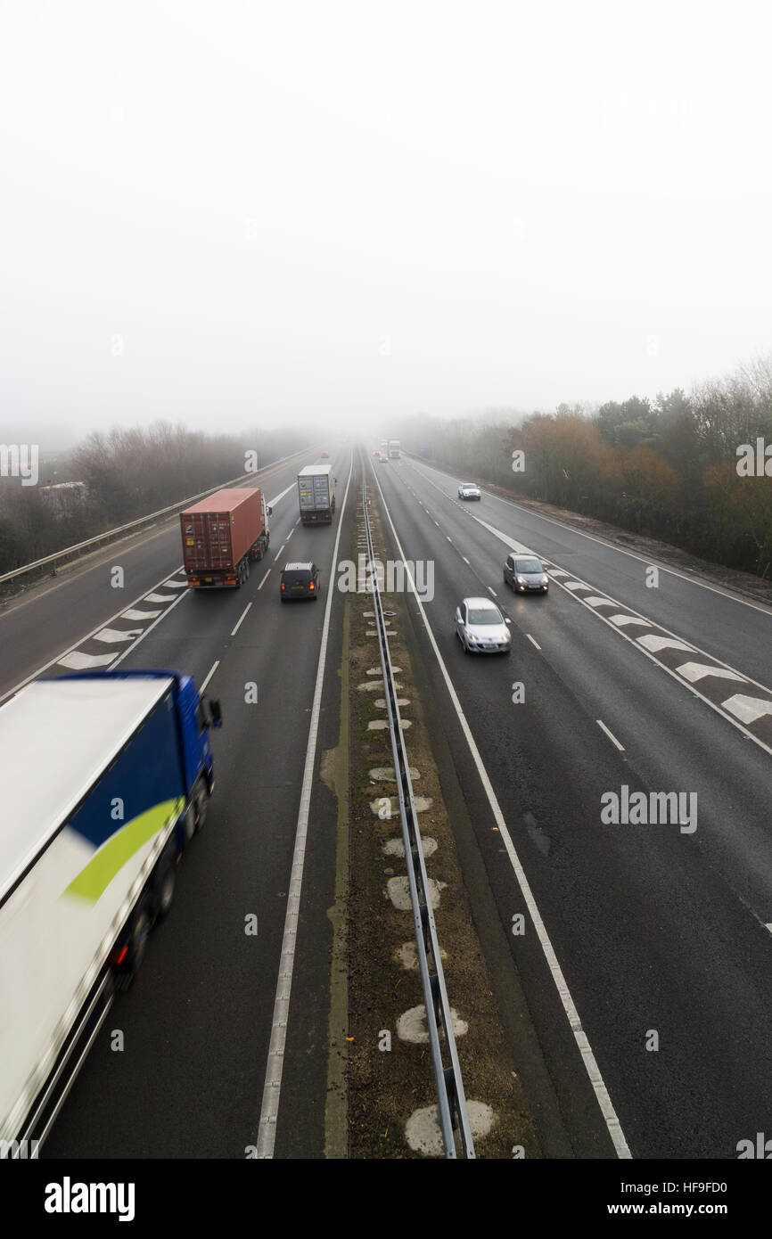 Nebel auf A14 nach Osten von Milton Zyklus überbrücken Milton Cambridge Cambridgeshire England 2016 Stockfoto