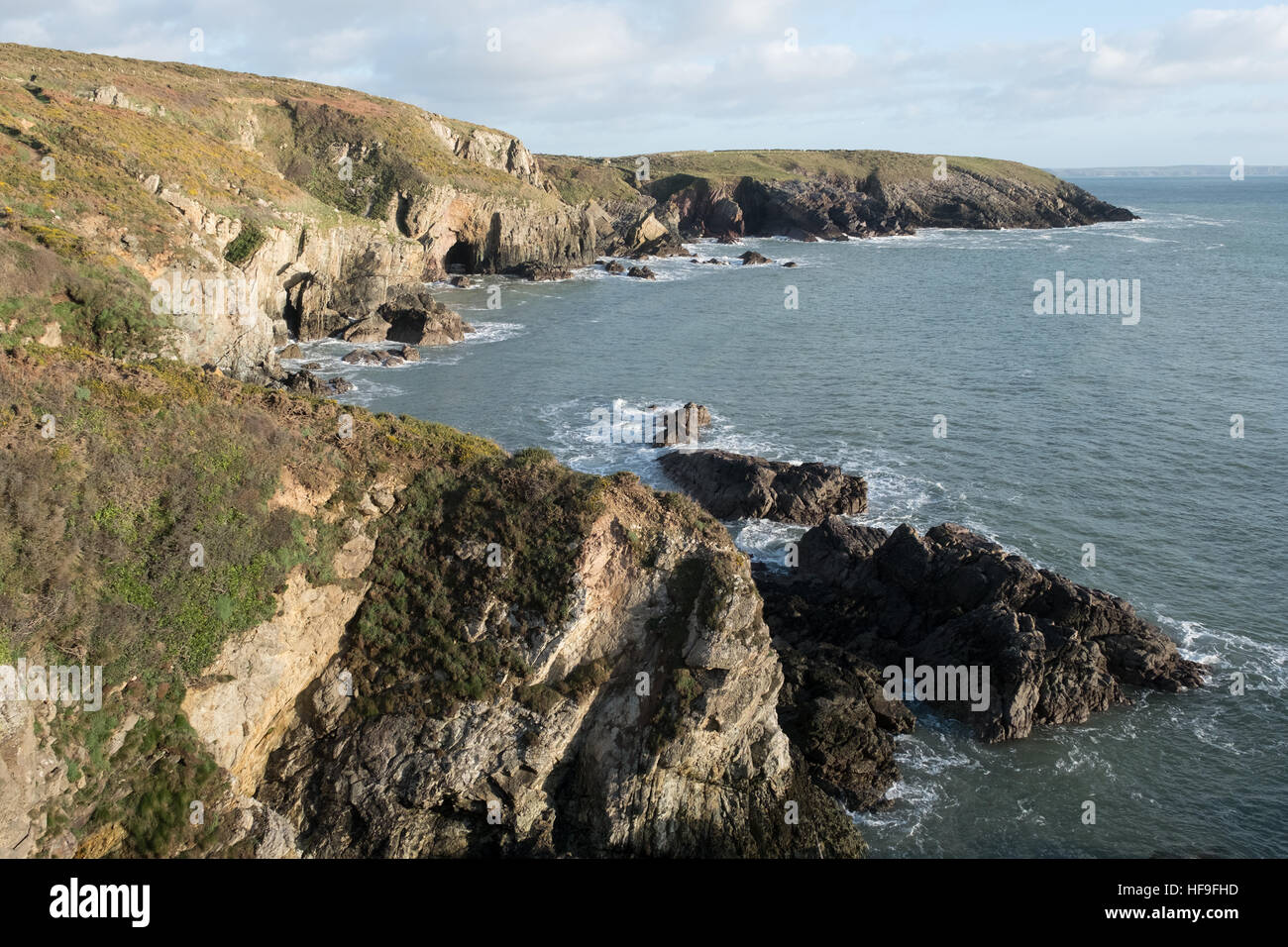 Winter Sonne durchbrechen Küste von Pembrokeshire in Wales. Stockfoto