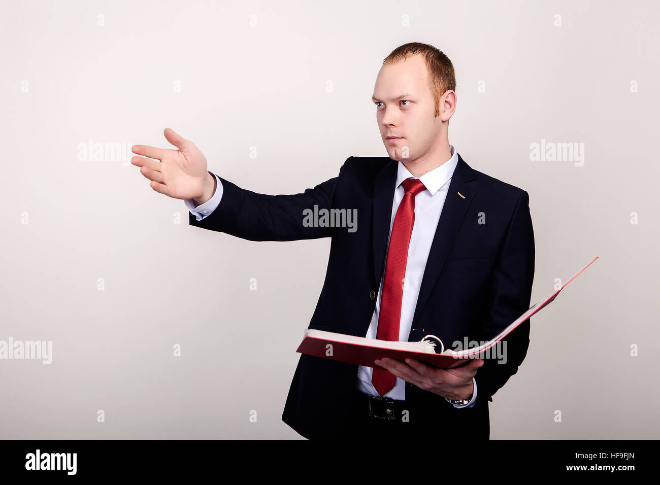 Porträt eines zuversichtlich Geschäftsmann mit Ordner isoliert auf weißem Hintergrund Stockfoto