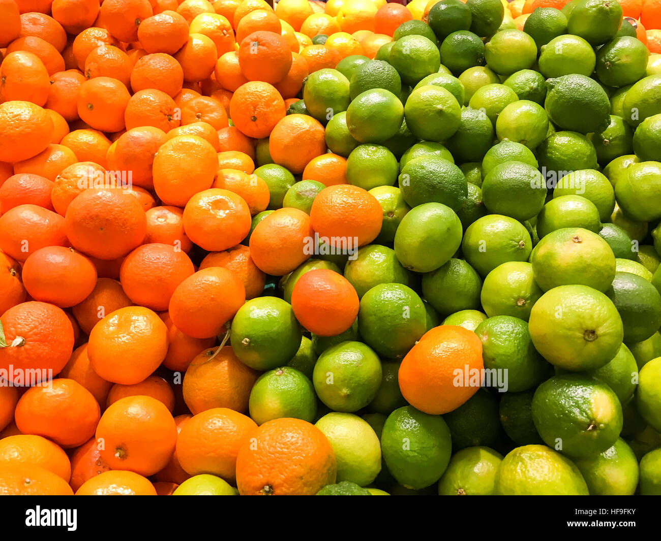 Kalk und Mandarinen Zitrusfrüchte im Obstmarkt Stockfoto