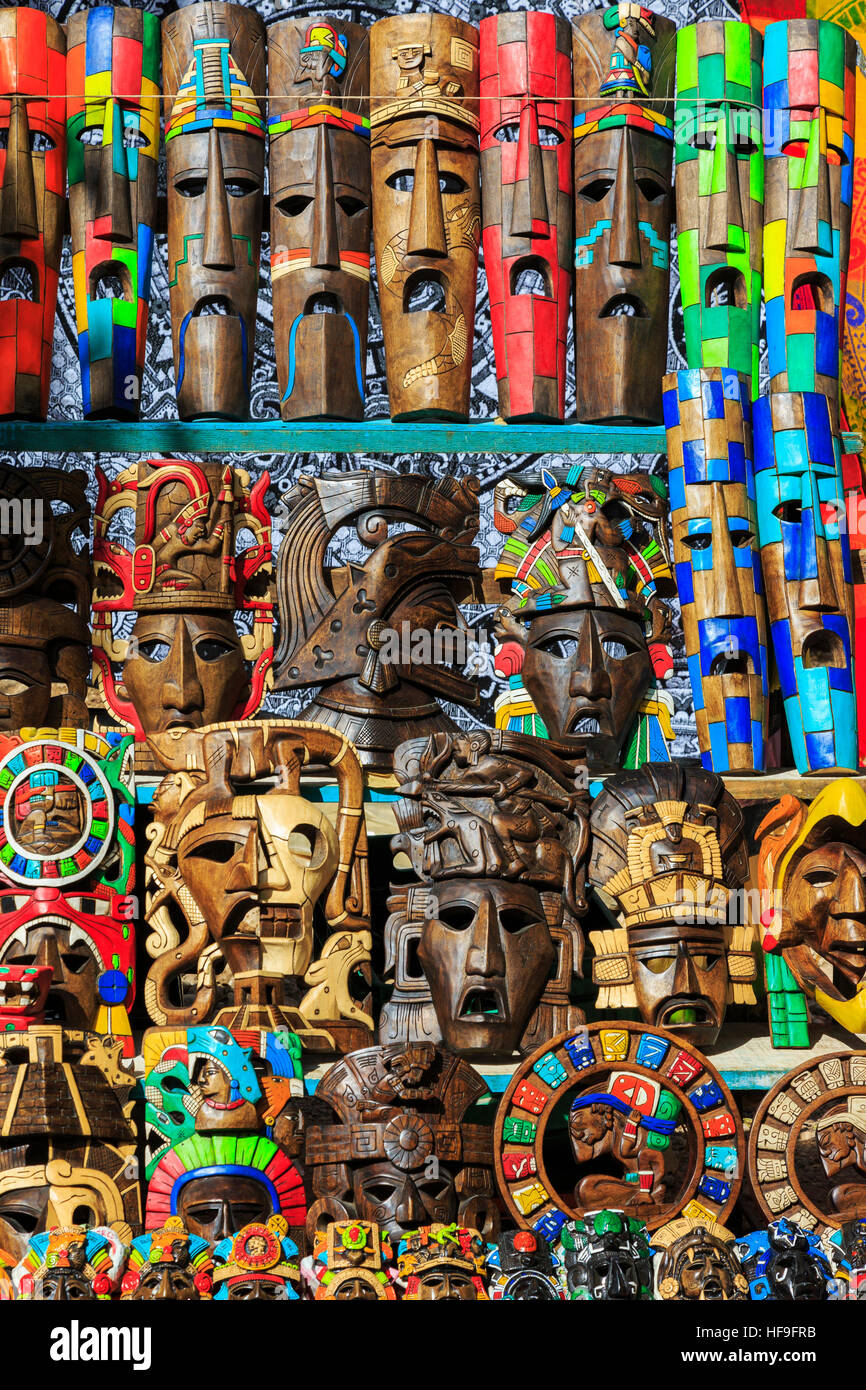 Auswahl von Maya-Masken und Schnitzereien, Darstellung der Maya-Kultur, im Verkauf bei Chichen Itza Tempel, Yucatan, Mexiko Stockfoto
