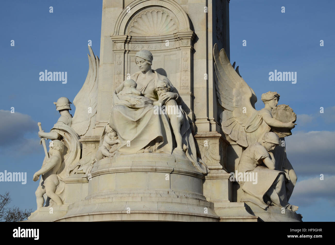Ein Detail des Victoria Memorial außerhalb der Buckingham Palace in der Mall, London. Nach rechts: Gerechtigkeit, Mutterschaft und Wahrheit Links Stockfoto