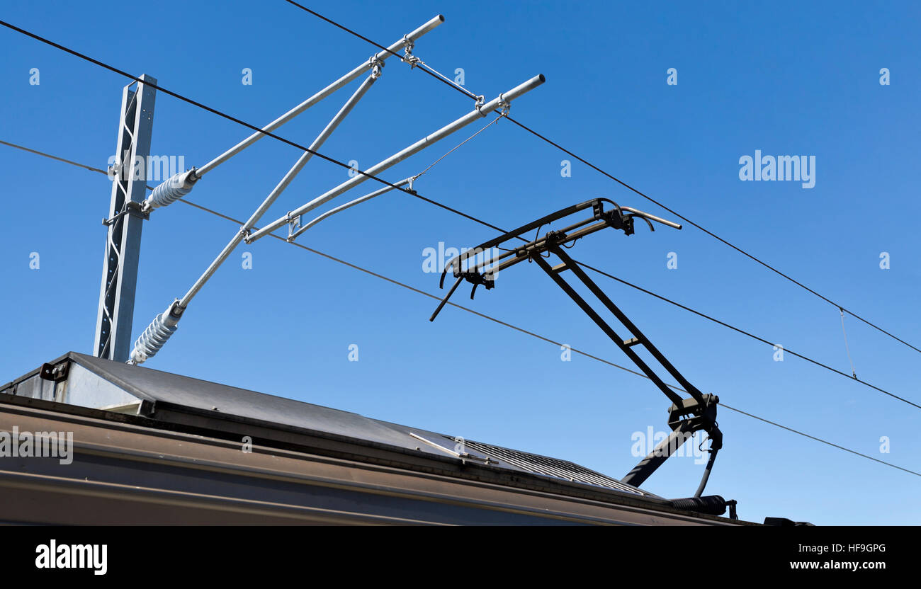 Eine asymmetrische Stromabnehmer der overhead Fahrdraht die Bahn anschließen. Stockfoto