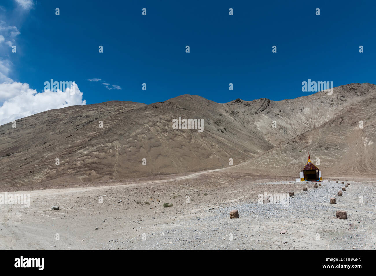 Tempel in Ladakh Landschaft, in der Nähe von magnetischen Hügel Stockfoto