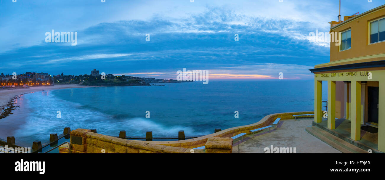 Sonnenaufgang über Coogee Beach und Coogee Beach Surf Life Saving Club in Sydney Australien an einem bewölkten Morgen Stockfoto