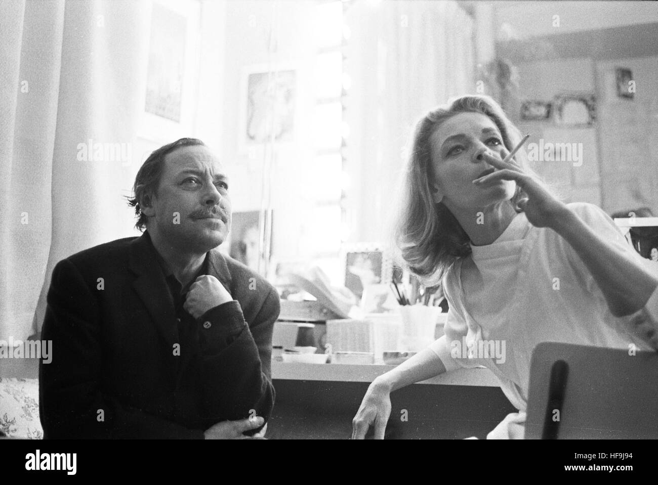 Lauren Bacall und Tennessee Williams, in Bacall, Ankleidezimmer, während der Broadway Spiel Cactus Flower. Stockfoto