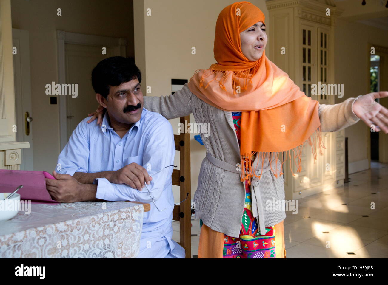 Erscheinungsdatum: 8. September 2016 Titel: Er nannte mich Malala STUDIO: Fox Searchlight Bilder Direktor: Fede Alvarez PLOT: ein Blick auf die Ereignisse im Vorfeld der Taliban-Angriff auf pakistanische Schülerin Malala Yousafzai für sprechen sich auf Mädchenbildung von den Nachwirkungen gefolgt, einschließlich ihrer Rede vor den Vereinten Nationen Darsteller: Zia Yousafzai und Malala Yousafzai in Birmingham, England. 16. Dezember 2013. (Credit: © Fox Searchlight PicturesEntertainment Bilder) Stockfoto