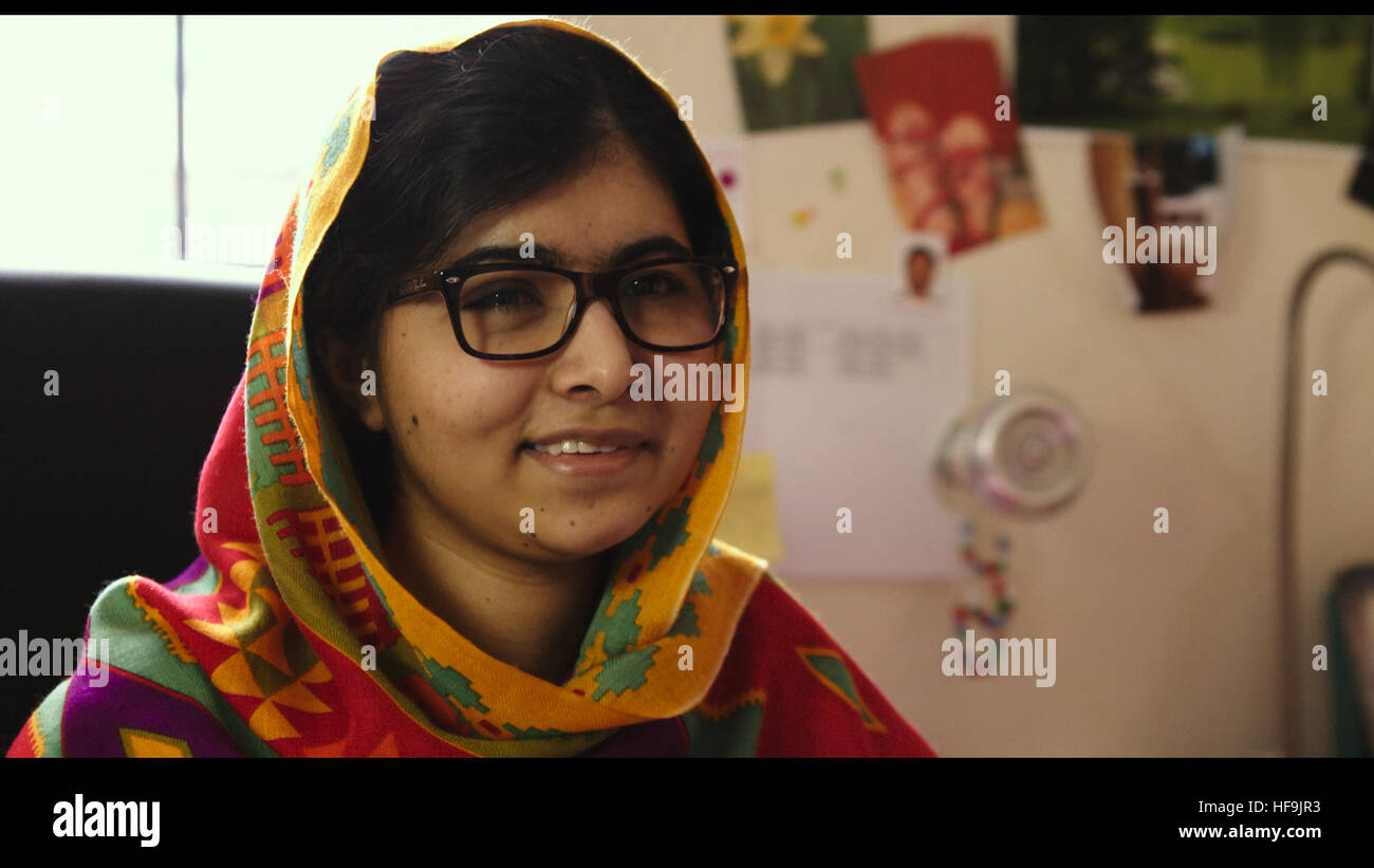 Erscheinungsdatum: 8. September 2016 Titel: Er nannte mich Malala STUDIO: Fox Searchlight Bilder Direktor: Fede Alvarez PLOT: ein Blick auf die Ereignisse im Vorfeld der Taliban-Angriff auf pakistanische Schülerin Malala Yousafzai für sprechen sich auf Mädchenbildung von den Nachwirkungen gefolgt, einschließlich ihrer Rede vor den Vereinten Nationen Darsteller: Malala Yousafzai in Birmingham, England. 16. Dezember 2013. (Credit: © Fox Searchlight PicturesEntertainment Bilder) Stockfoto