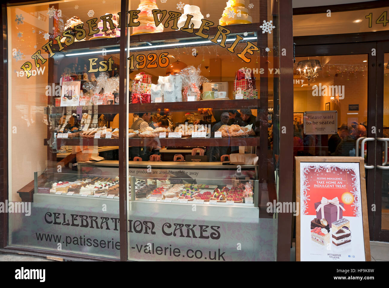 Patisserie Valerie Backwaren Kuchenladen Schaufenster York North Yorkshire England Großbritannien GB Großbritannien Stockfoto