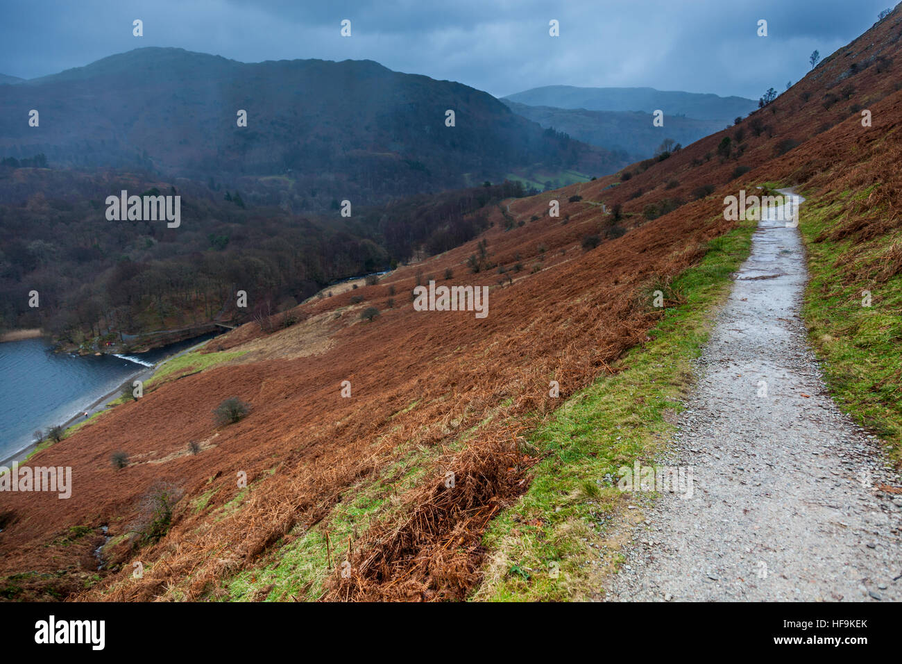 Regen kommt aus dem Norden, entlang Loughrigg Terrasse, in der Nähe von Grasmere, Lake District, Cumbria Stockfoto