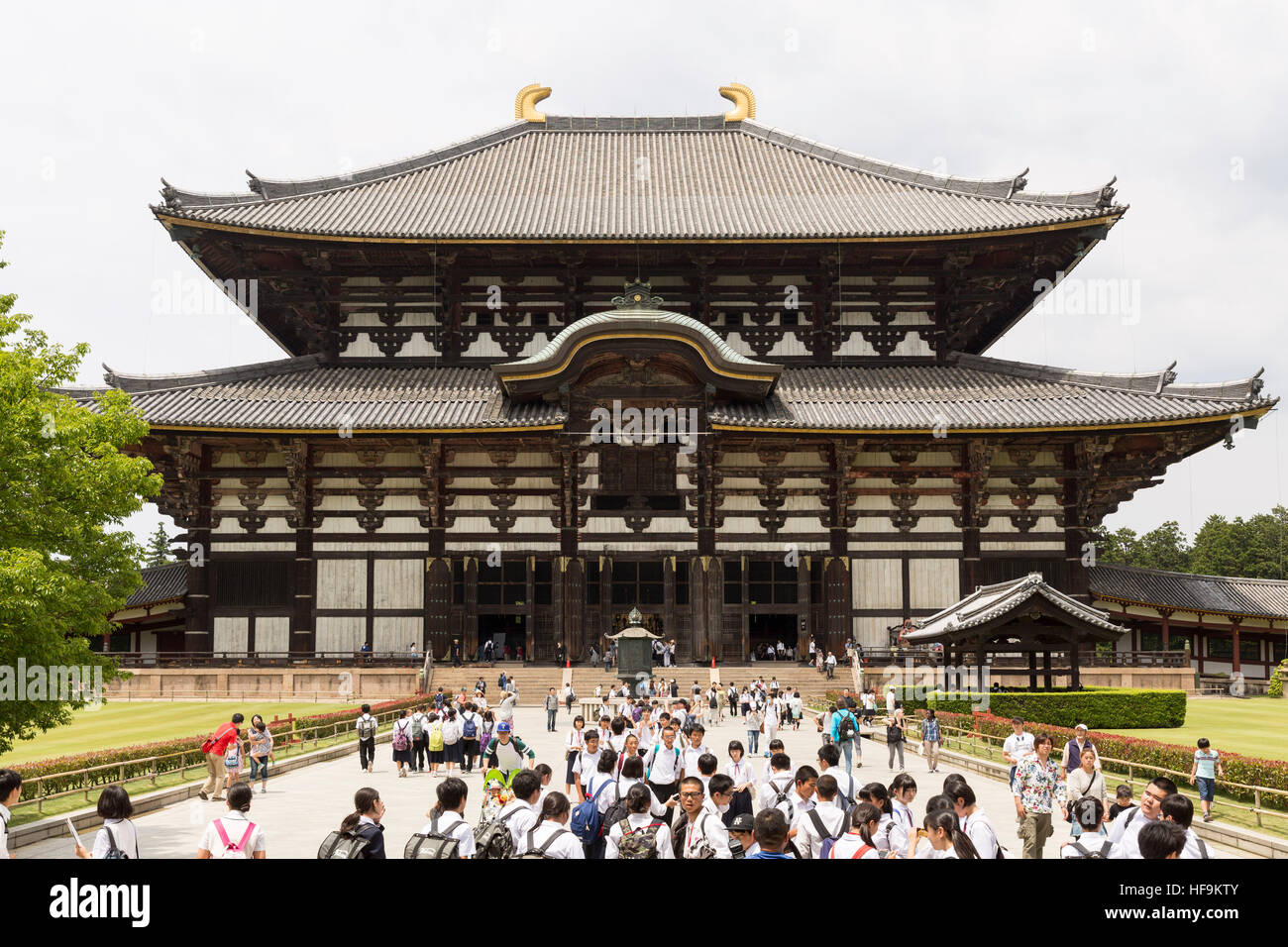 Die Menschen Sie besuchen Todai-Ji-Tempel, Nara, Präfektur Nara, Japan Region Kansai. Stockfoto