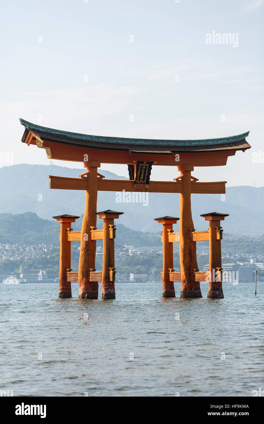 Itsukushima-Schrein Torii-Tor an den hohen Gezeiten. Miyajima, Hatsukaichi, Hiroshima-Präfektur, Japan. Stockfoto
