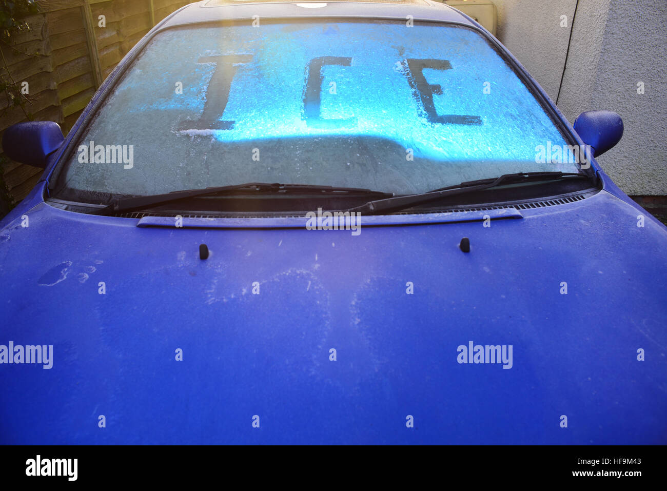 am Straßenrand Auto abgedeckt in dicke Winterkleidung Eis uk Stockfoto