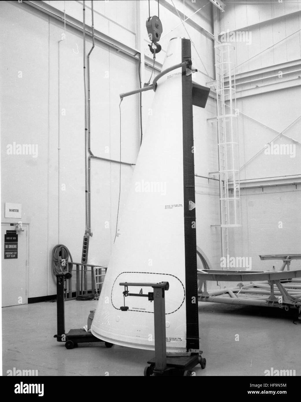 Ein Bild aus der Atlas Collection mit einem Oldtimer-Flugzeug im Hangar. Auf dem Foto werden die Designdetails und die Ruheposition des Flugzeugs hervorgehoben. Stockfoto