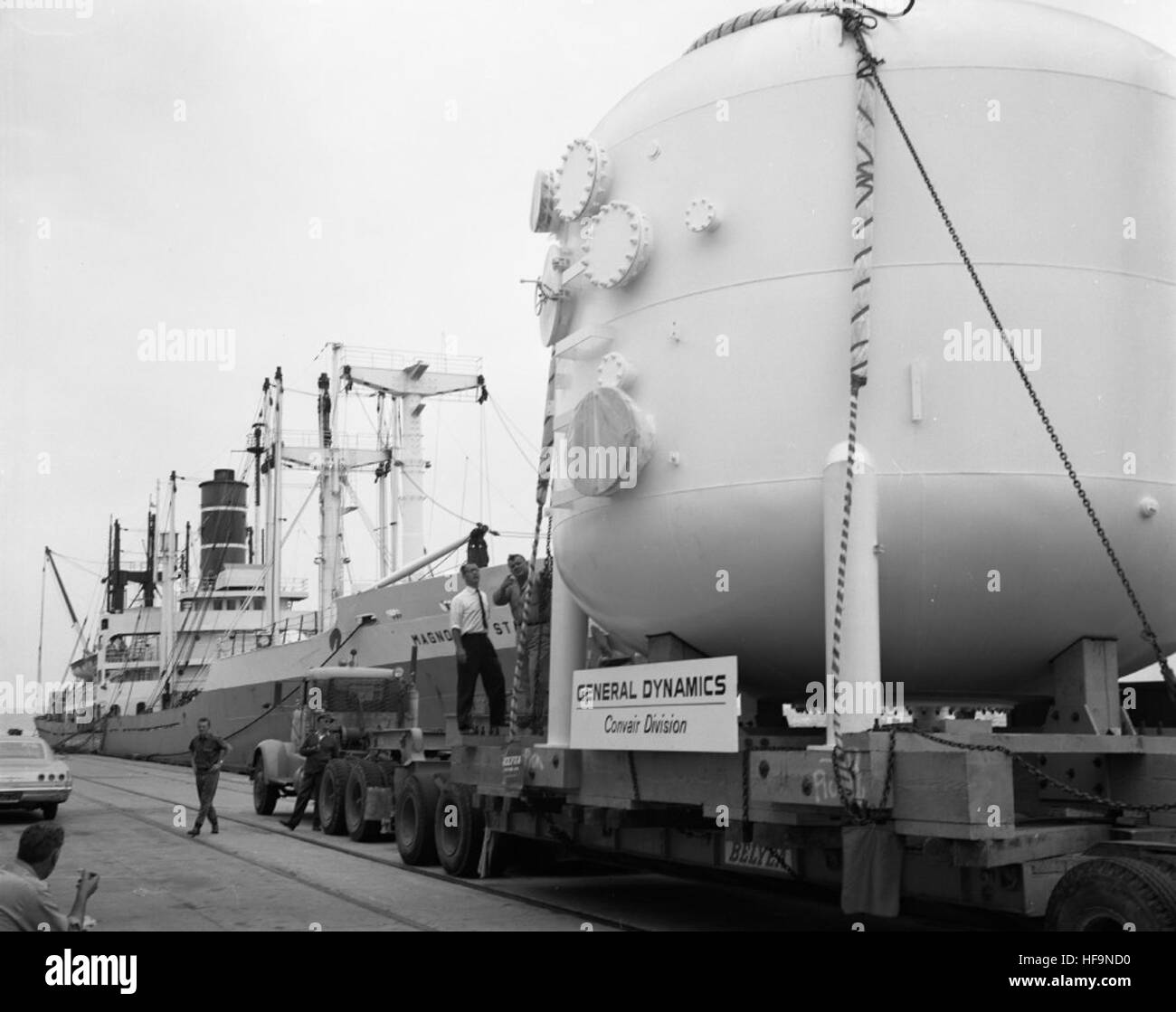 Foto aus der Atlas-Sammlung, das ein klassisches Kampfflugzeug in einem Hangar zeigt. Die Markierungen und das Design des Kampfflugzeugs sind auf dem Foto zu sehen. Stockfoto