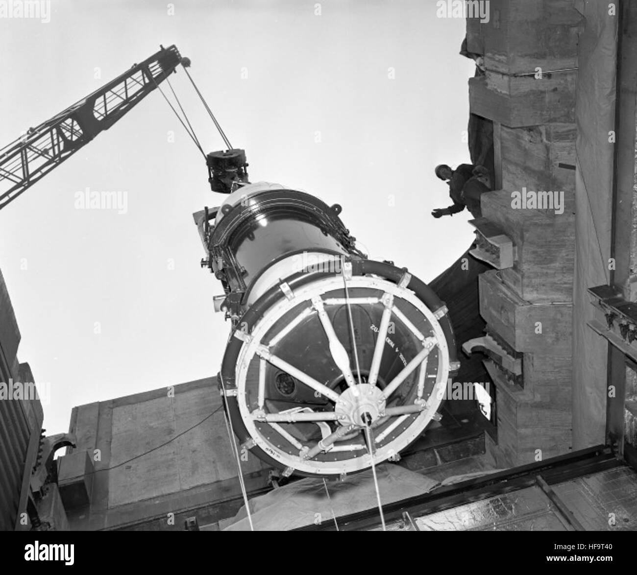Ein Bild aus der Atlas-Sammlung, das ein Flugzeug zeigt, das einen vertikalen Aufstieg durchführt. Das Foto zeigt das Flugzeug in einem beeindruckenden Winkel vor einem klaren blauen Himmel. Stockfoto