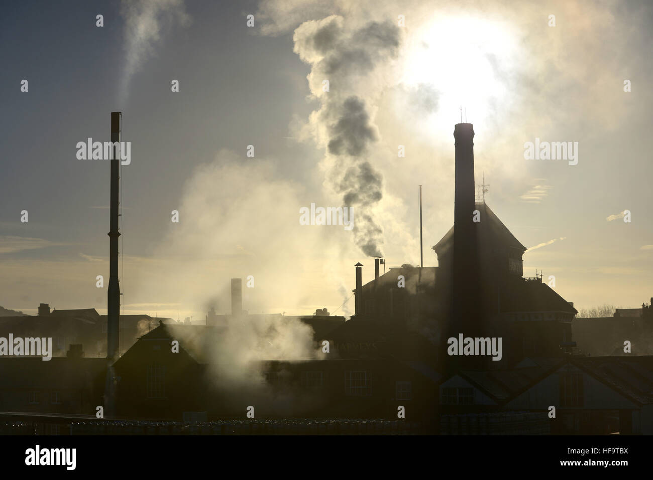 Schornstein und Dampf aus historischen Harvey Brauerei, Lewes, East Sussex, an einem sonnigen Wintermorgen Stockfoto