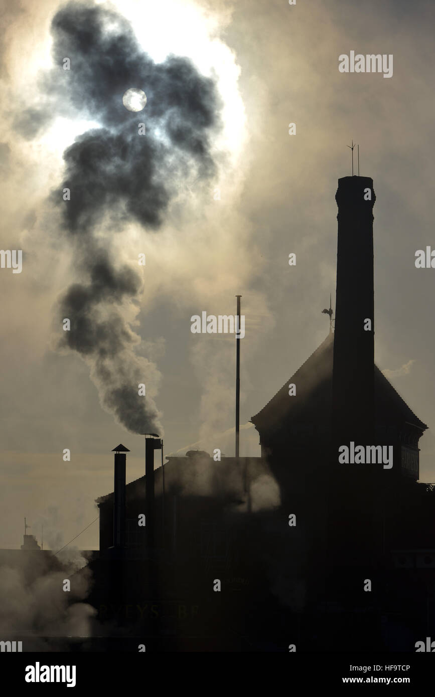 Schornstein und Dampf aus historischen Harvey Brauerei, Lewes, East Sussex, an einem sonnigen Wintermorgen Stockfoto