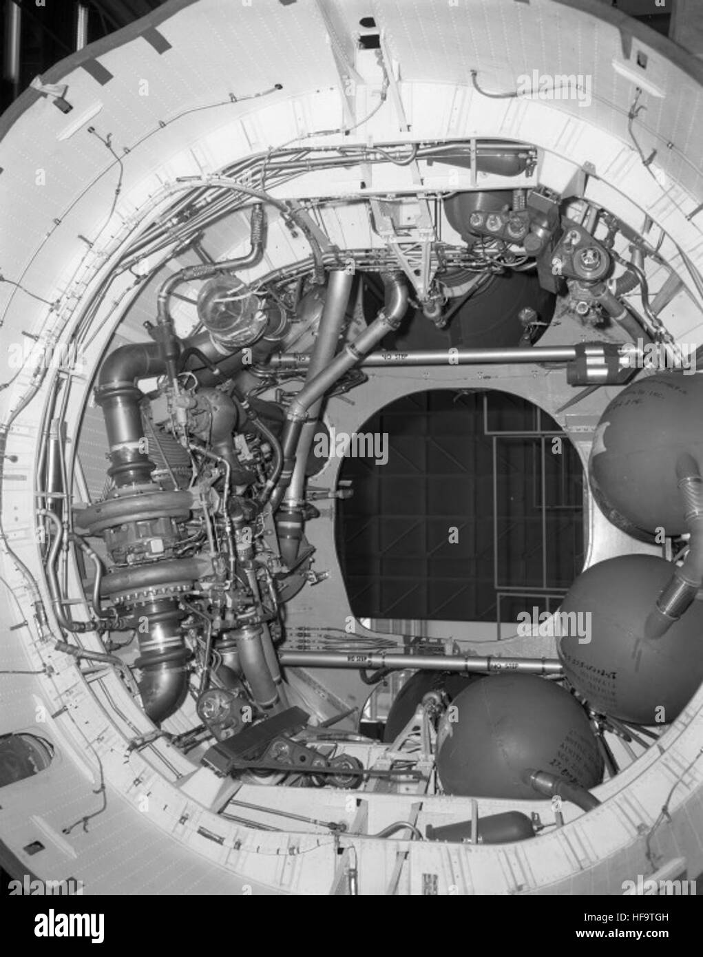 Foto aus der Atlas-Sammlung, das ein Militärflugzeug am Boden zeigt, mit deutlicher Sichtbarkeit seiner Markierungen und Tarnmuster. Stockfoto