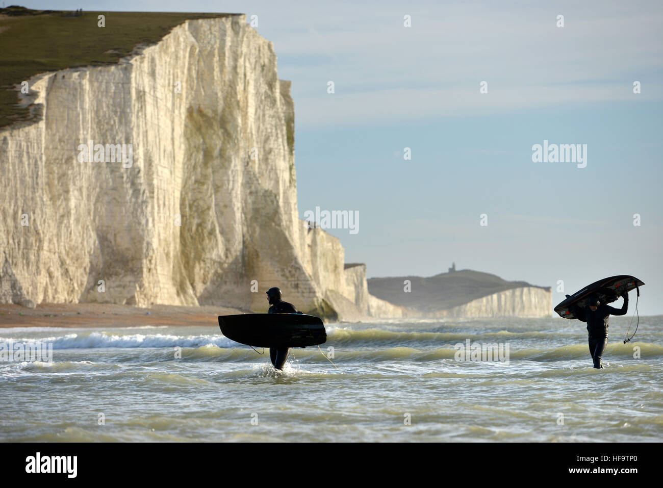 Jetsurfing im Winter an der Basis der Kreidefelsen in East Sussex, bekannt als die sieben Schwestern, Exceat. Stockfoto