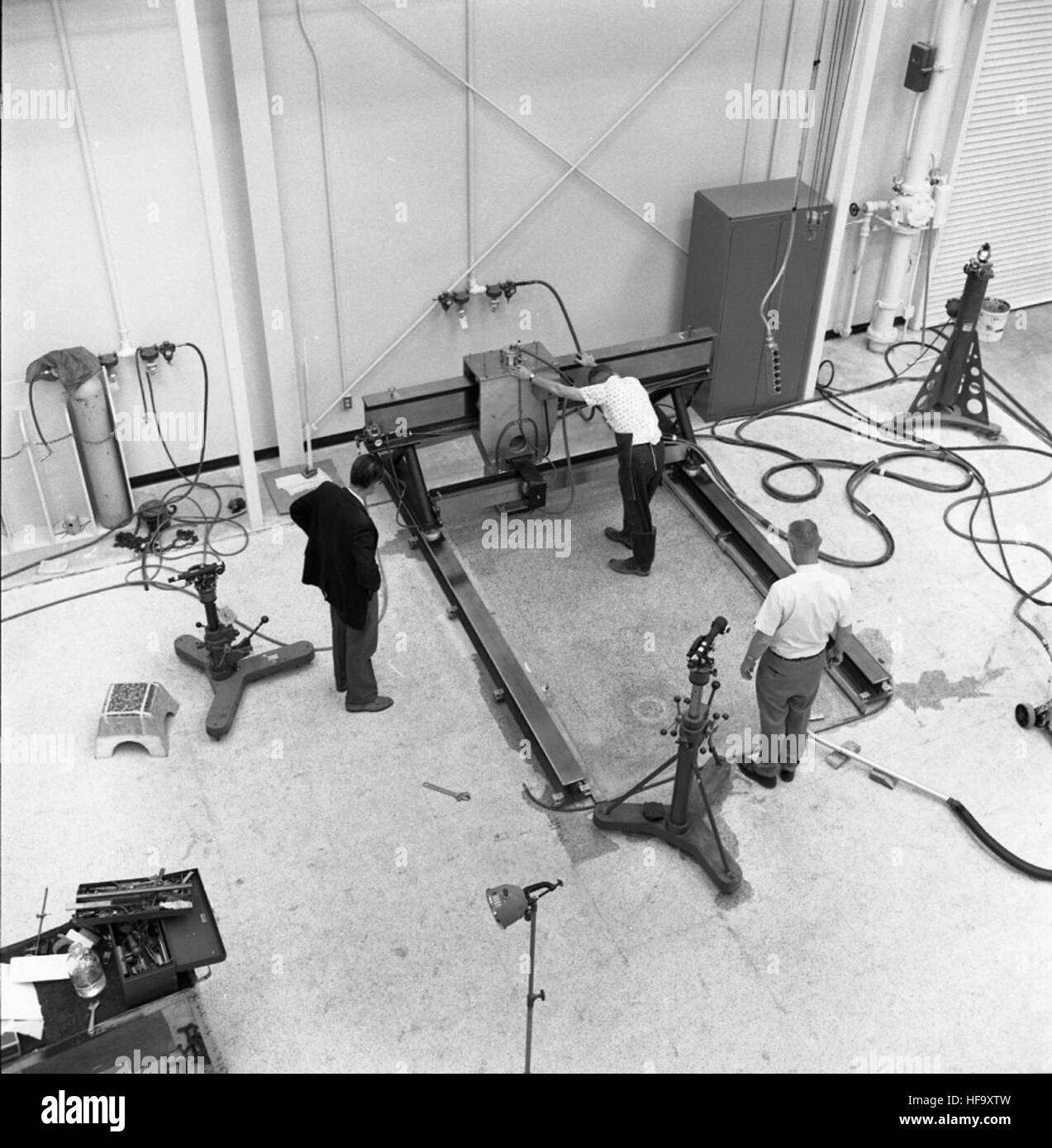 Foto aus der Atlas-Sammlung, das ein Militärflugzeug zeigt, das auf dem Boden geparkt ist und sich auf seine strukturellen Komponenten und Designdetails konzentriert. Stockfoto