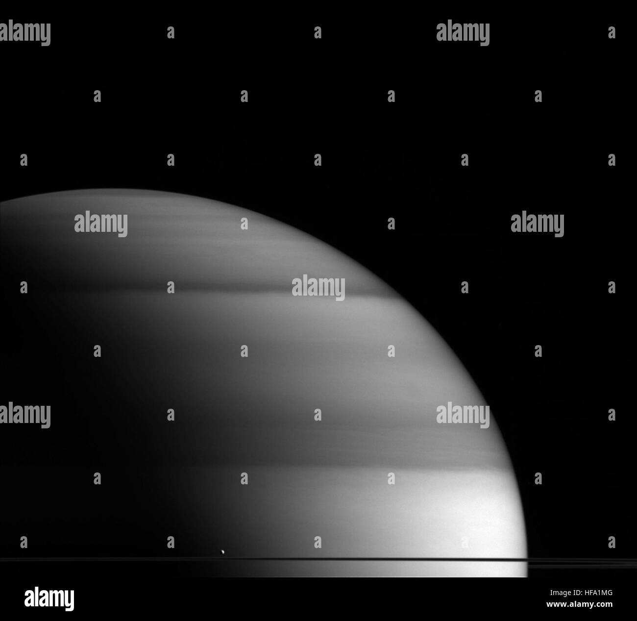 Das Jet Propulsion Laboratory (JPL) der NASA und das Marshall Space Flight Center machen ein atemberaubendes Bild des Saturnmondes Enceladus, bekannt für seine eiskalten Fahnen. Diese Entdeckung vertieft unser Verständnis der geologischen Aktivität des Mondes und seines Potenzials für die Aufnahme von Leben. Stockfoto