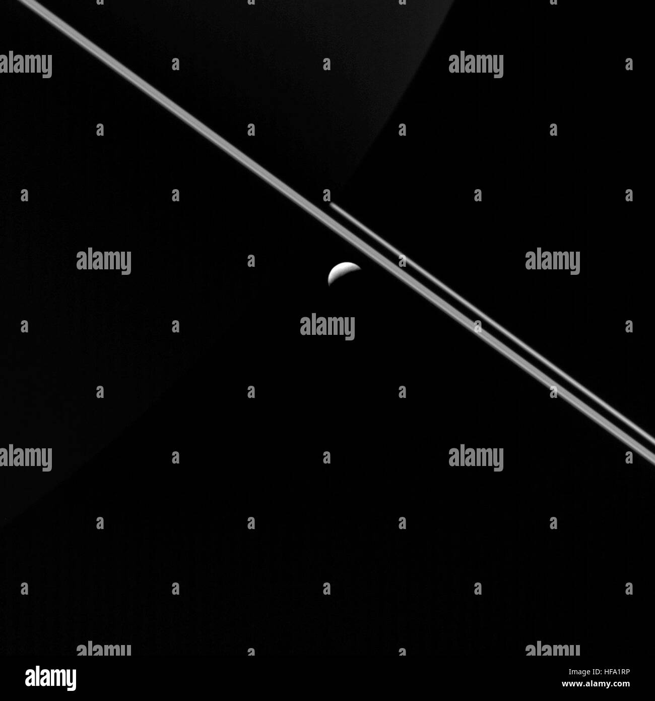 Die Raumsonde Cassini der NASA erfasst atemberaubende Bilder der Dunklen und der Arc-Phänomene auf dem Saturnmond Enceladus. Diese Bilder helfen Wissenschaftlern, die eisbedeckte Oberfläche des Mondes und sein Potenzial für Leben zu untersuchen. Stockfoto