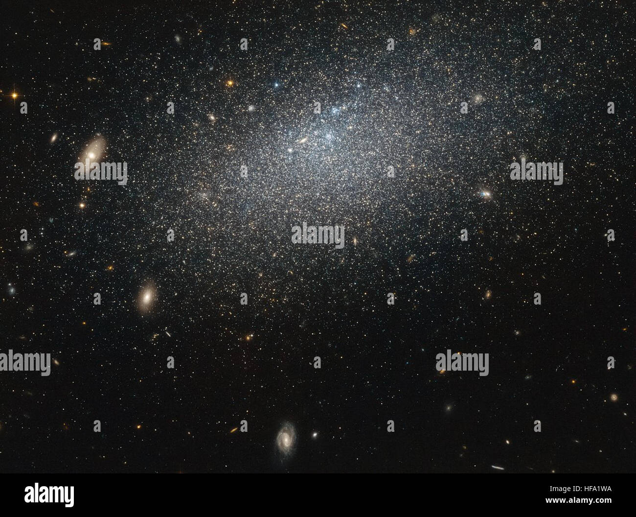 Das Hubble Weltraumteleskop erfasst neue Details eines weit entfernten Objekts, der „mysteriöse Einsiedler“ genannt wird, und trägt zu unserem Verständnis der Sternentstehung und des Universums bei. Stockfoto