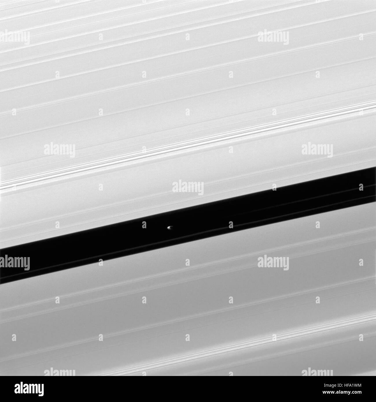 Das Cassini-Missionsteam der NASA im Jet Propulsion Laboratory verfolgte die Atmosphäre und die Monde des Saturns und trug durch genaue Beobachtungen zum Verständnis des komplexen Systems des Planeten bei. Stockfoto