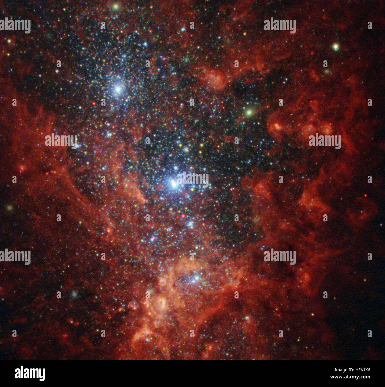 Das Hubble-Weltraumteleskop der NASA erfasst ein Bild der starken Sternentstehung in NGC 1569, einer Sternengalaxie. Dieses Bild gibt Einblicke in die Prozesse der Sternentstehung und die Bedingungen junger Sternpopulationen. Stockfoto