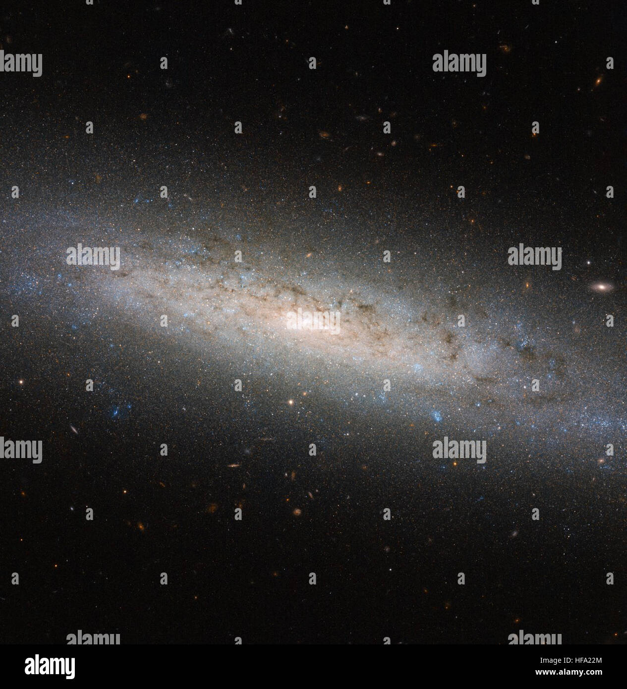 Das Hubble-Weltraumteleskop der NASA erforscht die verborgene Seite der Galaxie NGC 24 und bietet Einblicke in deren Struktur und Zusammensetzung. Stockfoto
