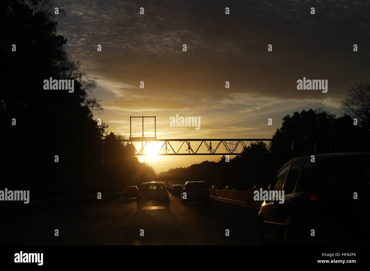 Die Sonne geht auf Autos Reisen entlang der Autobahn M3 in Hampshire. PRESSEVERBAND Foto. Bild Datum: Donnerstag, 22. Dezember 2016. Bildnachweis sollte lauten: Yui Mok/PA Wire Stockfoto