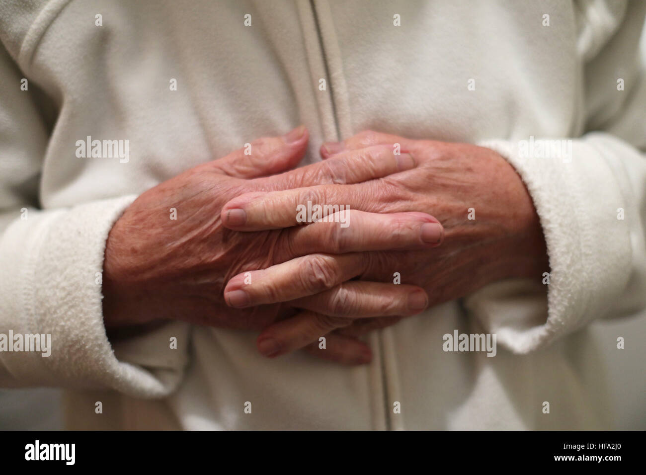 Eine ältere Frau Hände in Poole, Dorset. PRESSEVERBAND Foto. Bild Datum: Donnerstag, 22. Dezember 2016. Bildnachweis sollte lauten: Yui Mok/PA Wire Stockfoto