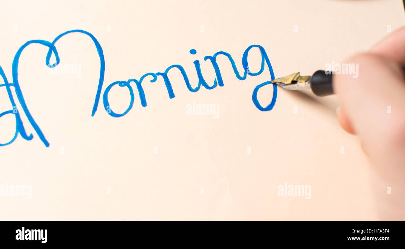 Menschen, die Schreiben einer guten Morgen-Hinweis-Draufsicht Stockfoto