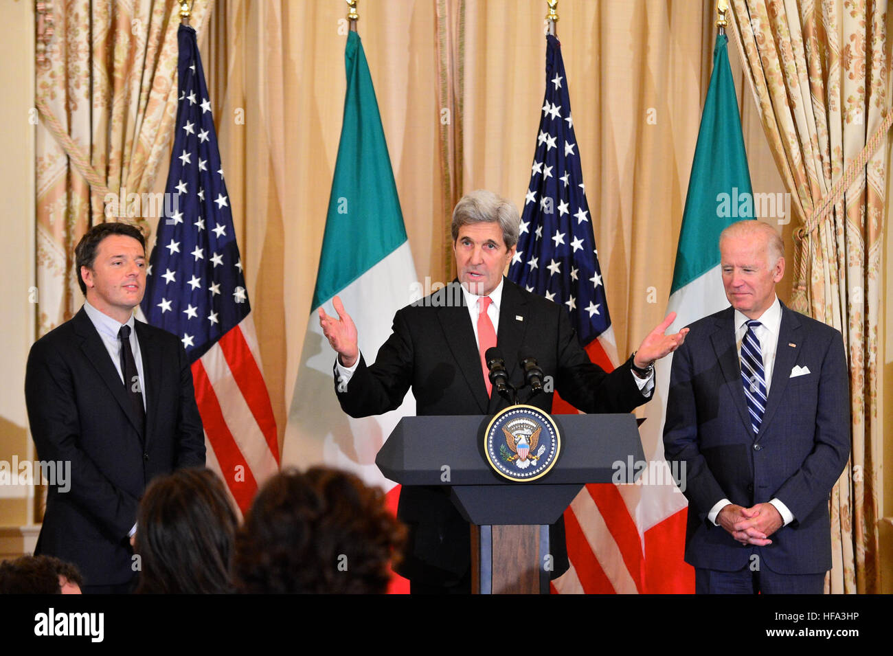 Flankiert von Italiens Premier Matteo Renzi und US-Vizepräsident Joe Biden, liefert US-Außenminister John Kerry Bemerkungen an einer staatlichen Mittagessen zu Ehren des Premierministers an das US-Außenministerium in Washington, D.C., am 18. Oktober 2016. Stockfoto