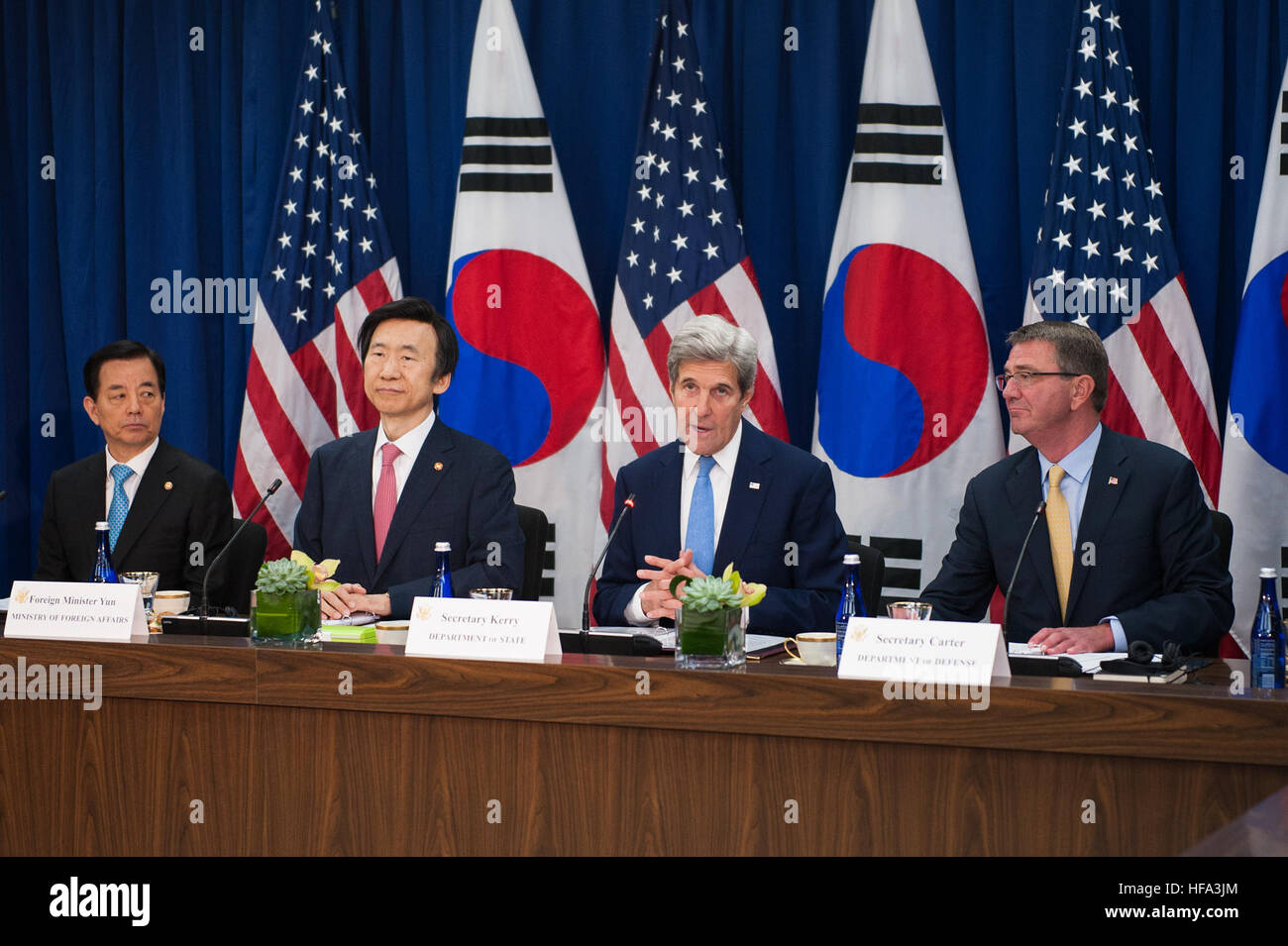 US-Außenminister John Kerry und US-Verteidigungsminister Ashton Carter halten ein "2 + 2" Ministertreffen mit ihren Kollegen der Republik von Korea (ROK), Minister der auswärtigen Angelegenheiten Yun Byung-Se und Minister für nationale Verteidigung Han Min-Koo, am 19. Oktober 2016, an das US-Außenministerium in Washington, D.C. Stockfoto