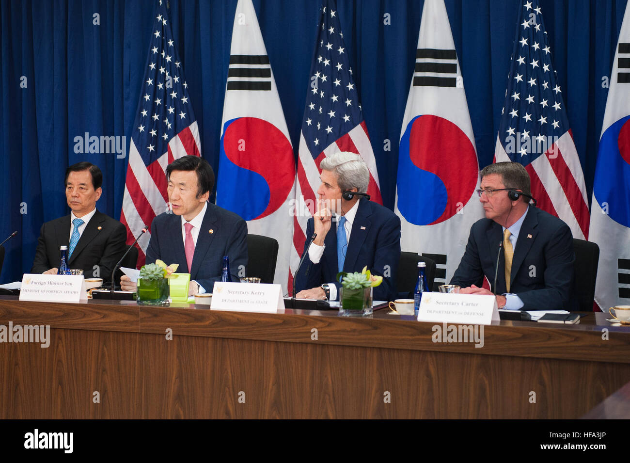 US-Außenminister John Kerry und US-Verteidigungsminister Ashton Carter halten ein "2 + 2" Ministertreffen mit ihren Kollegen der Republik von Korea (ROK), Minister der auswärtigen Angelegenheiten Yun Byung-Se und Minister für nationale Verteidigung Han Min-Koo, am 19. Oktober 2016, an das US-Außenministerium in Washington, D.C. Stockfoto