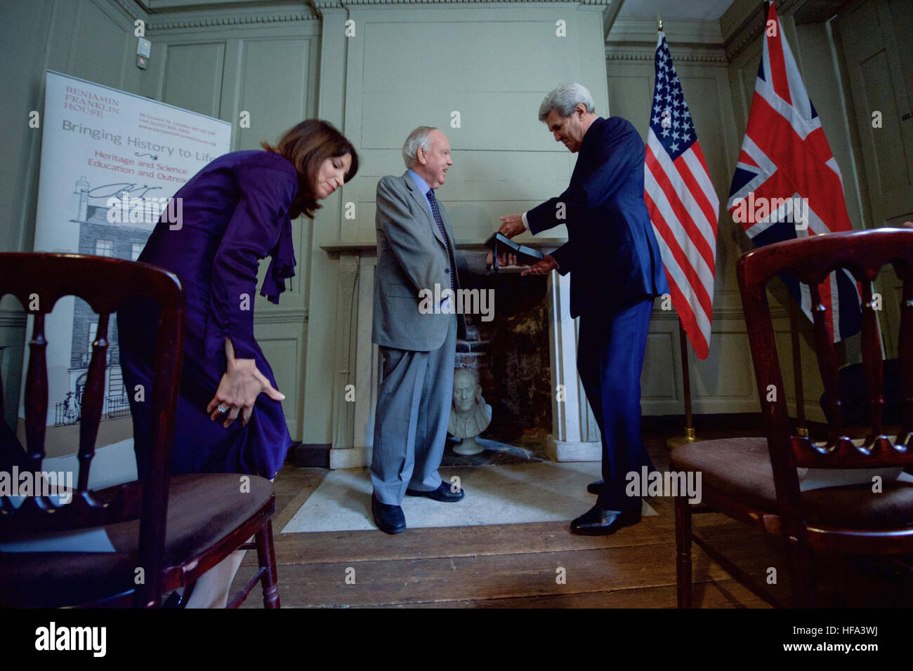 Sir Bob Reid, Chairman Emeritus der das Benjamin Franklin House präsentiert US-Außenminister John Kerry mit der Benjamin-Franklin-Medaille für Führung auf das Benjamin Franklin House in London, Vereinigtes Königreich, am 31. Oktober 2016. Stockfoto