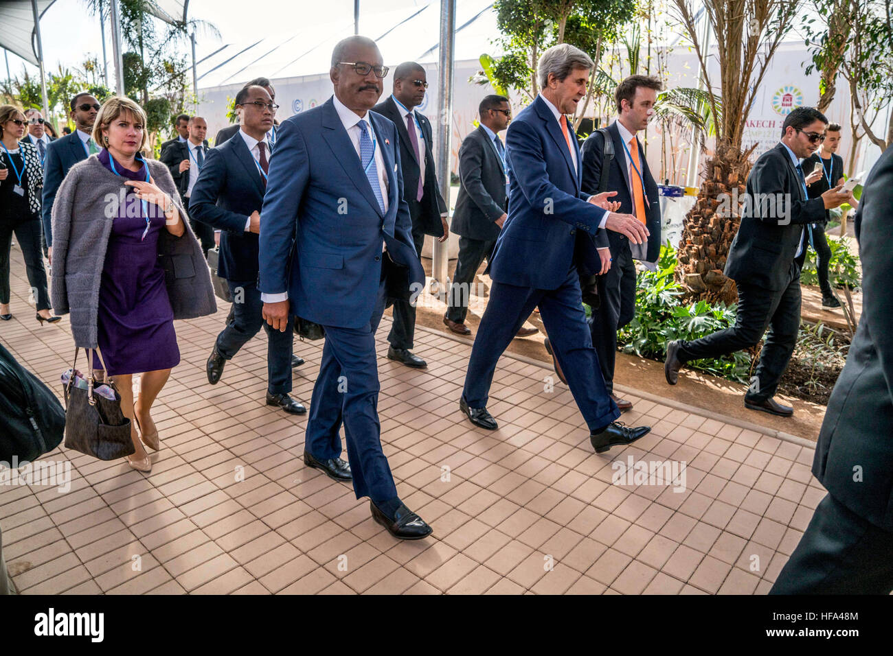 US-Außenminister John Kerry, mit US-Botschafter in Marokko Dwight L. Bush Sr., kommt bei der 22. Rahmenübereinkommen der Vereinten Nationen auf Climate Change Konferenz der Vertragsparteien (COP22) in Marrakesch, Marokko, im 16. November 2016. Stockfoto