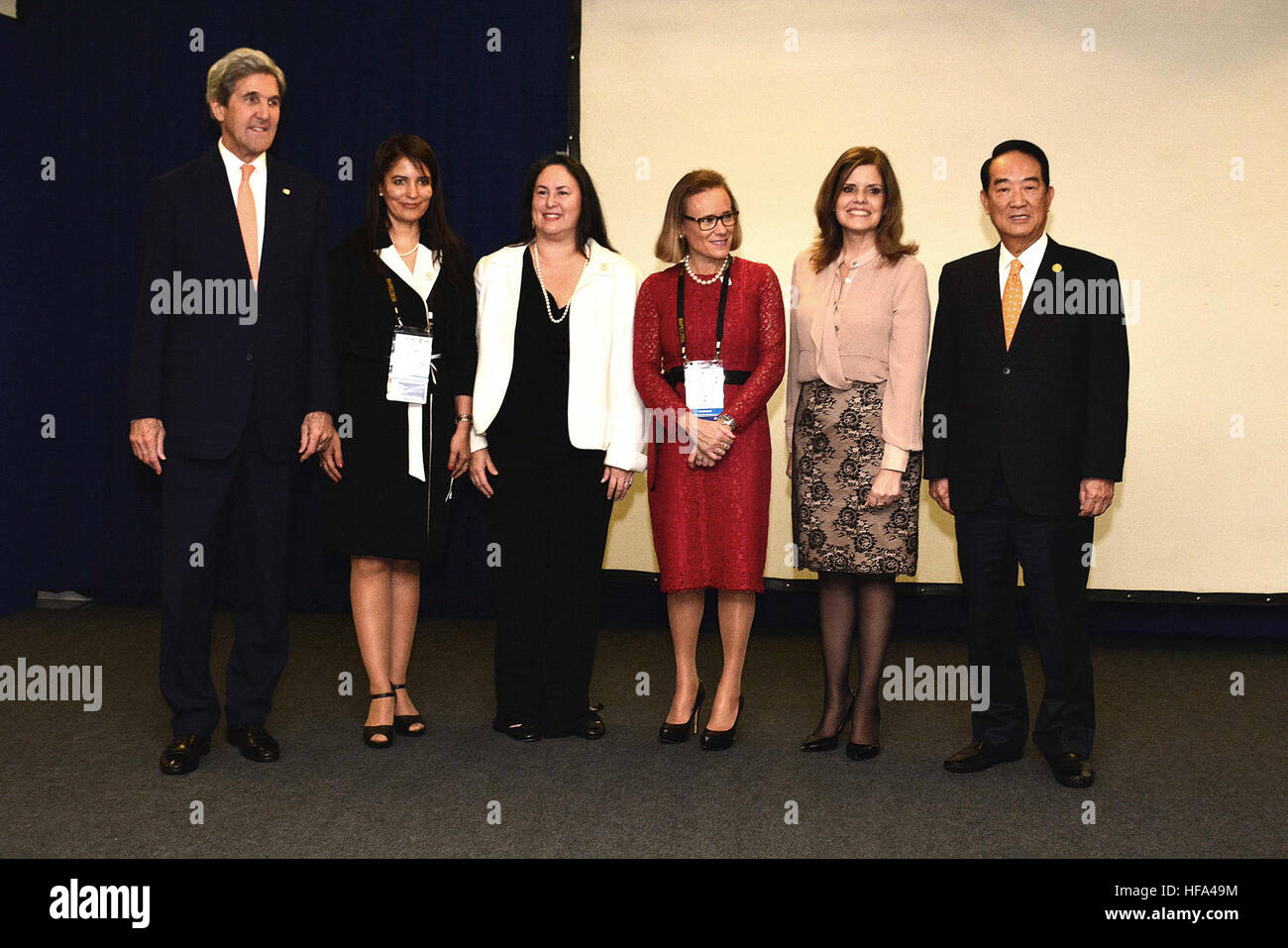 US-Außenminister John Kerry posiert für ein Foto mit Staats-und Regierungschefs auf der Tagung 4 der Ministertagung der asiatisch-pazifischen wirtschaftlichen Zusammenarbeit (APEC) in Lima, Peru, am 18. November 2016. Stockfoto